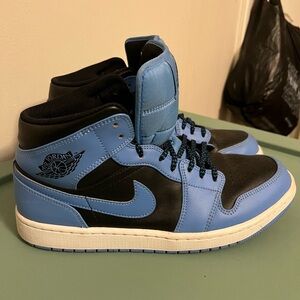 Air Jordan 1 Mid University Blue / Black

Size : US 10 Men

In good condition